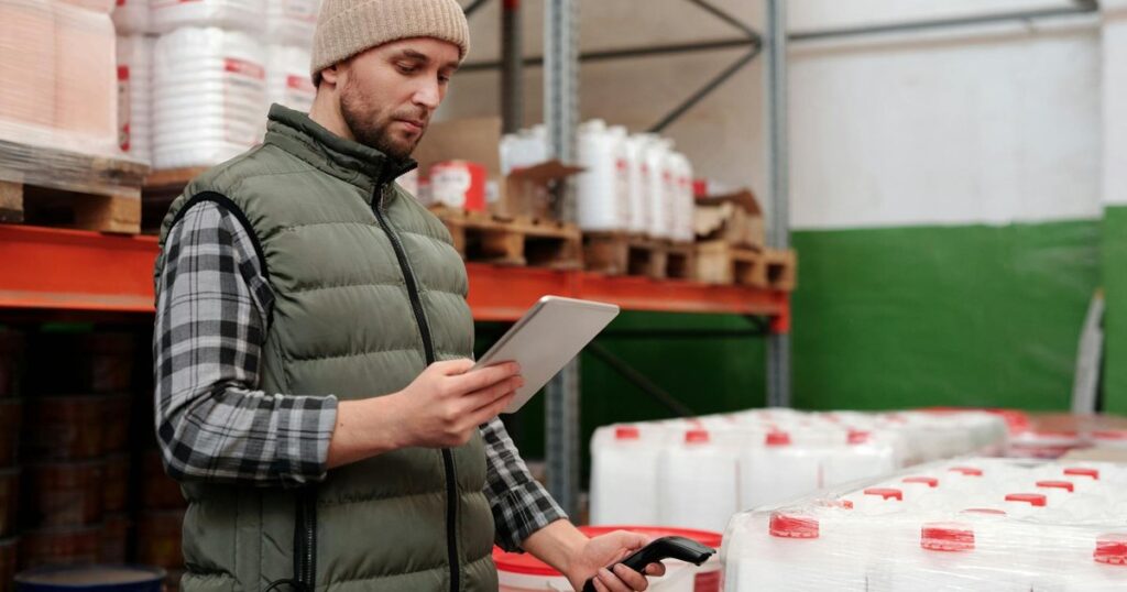 Real-time inventory tracking system in a modern warehouse